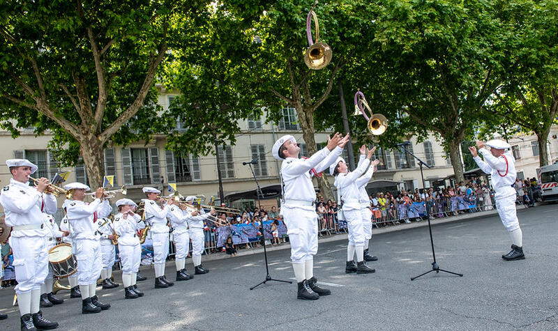 La fanfare militaire lance des cors en l'air