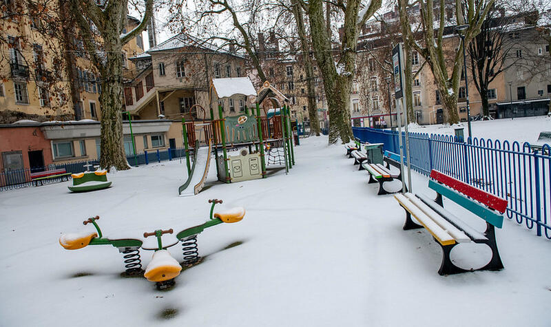 L'aire de jeux du jardin de Ville est enneigé.
