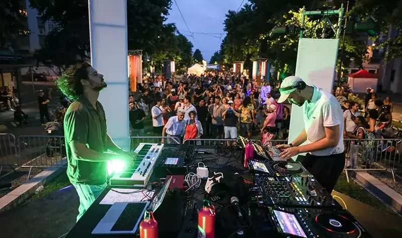 Il est accompagné d'un autre DJ. 