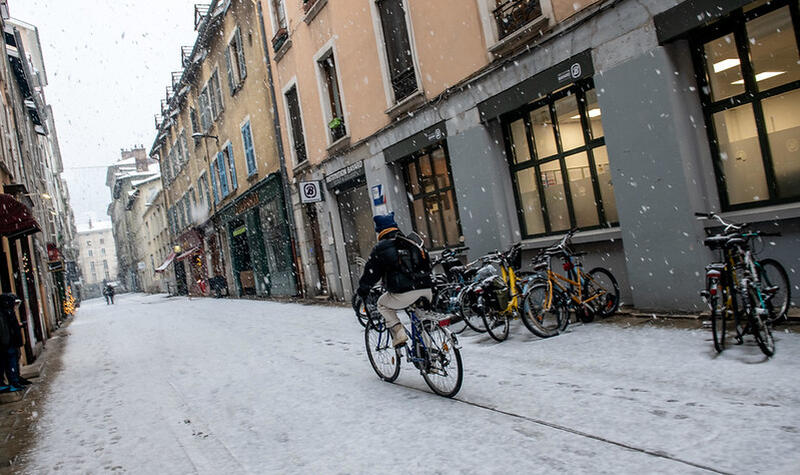 Un cycliste circule dans la rue.