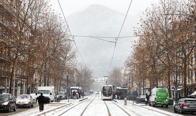 Les rails du tram E sont sous la neige.