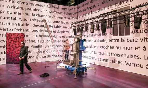 Stanislas Nordey, metteur en scène, dévoile la scène de son spectacle. Sur les murs, des didascalies écrites par Feydeau.