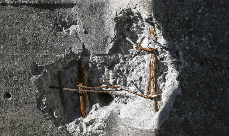 Le béton laisse apparaître les armatures de la tour.