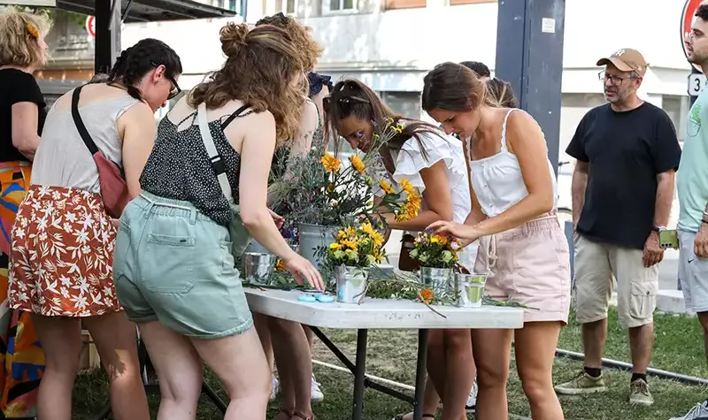 Des participants créent des bouquets.