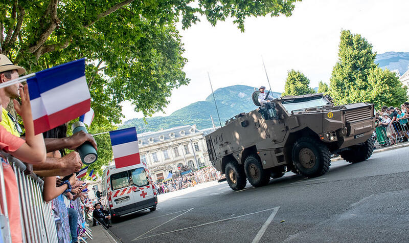 Les blindés défilent sur la place de Verdun