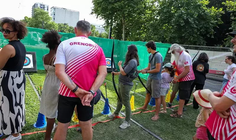 Des personnes sont alignées devant des cibles.