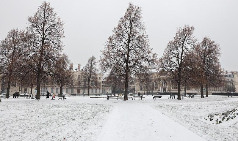 La place est recouverte d'une fine couche de neige.