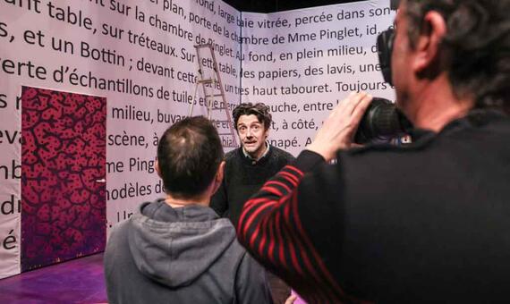 Stanislas Nordey, metteur en scène, dévoile la scène de son spectacle. Sur les murs, des didascalies écrites par Feydeau.