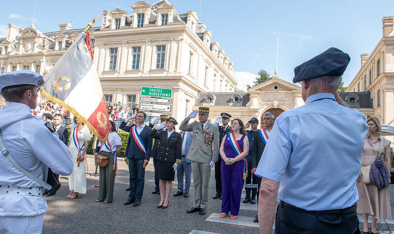 Les élus de la République saluent les militaires en présence