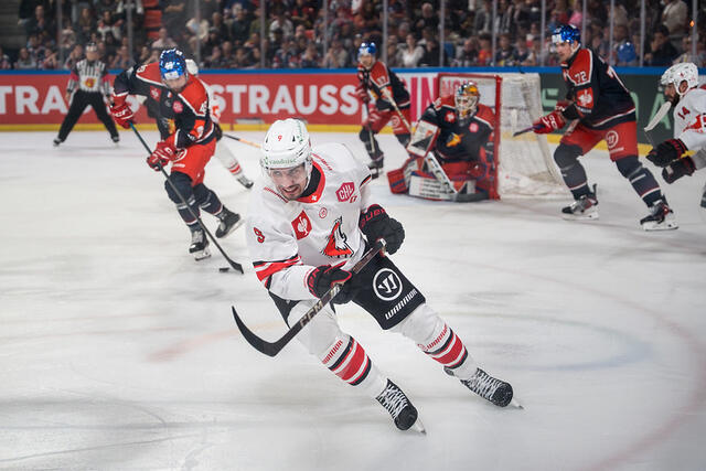 Photo des joueurs en plein match de hockey à la patinoire Pôle Sud.