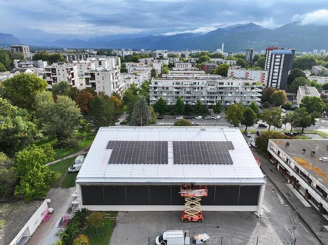 Vue aérienne du toit du gymnase peint en blanc.