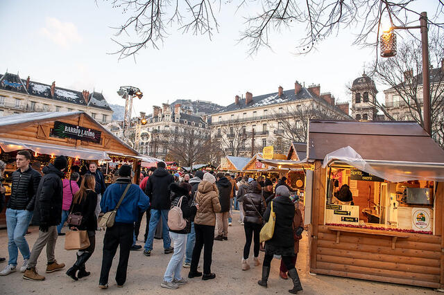 Des gens déambulent entre les chalets.