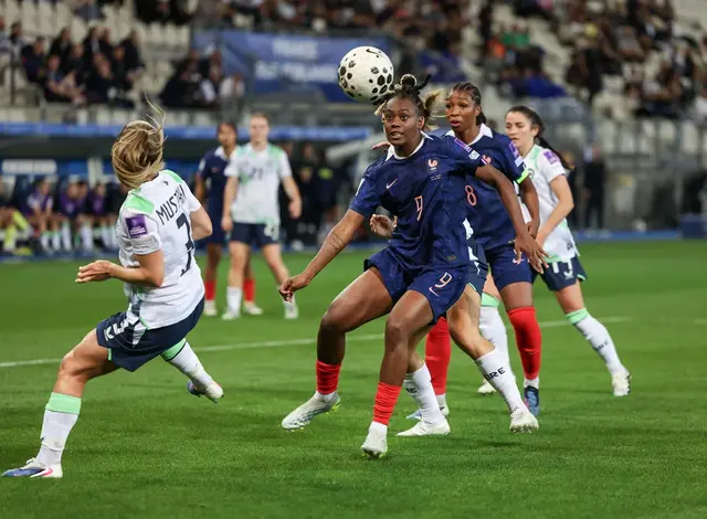 Photo de footballeuses des équipes de France et de République d'Irlande sur le terrain.