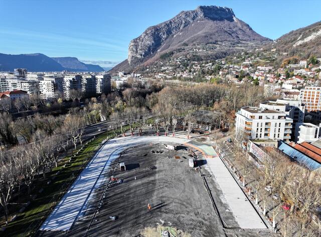 Photo des travaux de l'Esplanade pour le futur parc. Coulage du béton des anneaux. 