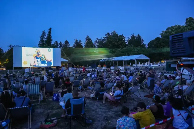 Photo du public installé sur des transats devant l'écran géant du cinéma