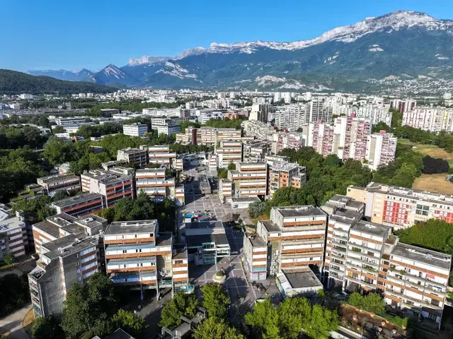 Photo en drone de la place des géants et des immeubles de la Villeneuve