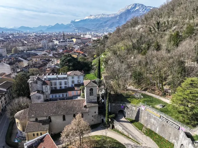Photo en drone du musée et le centre ville de Grenoble en arrière plan.