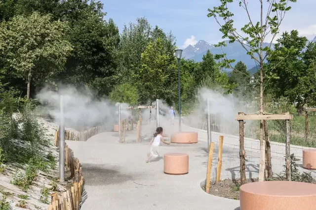 Photo d'une enfant courant dans la brume d'eau, dans le parc Flaubert