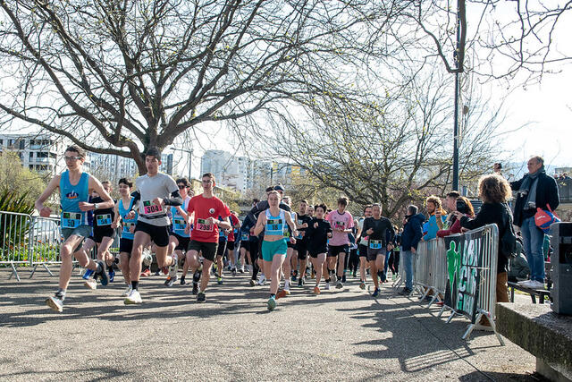 Photo des coureurs et coureuses lors de la course de l'urban cross