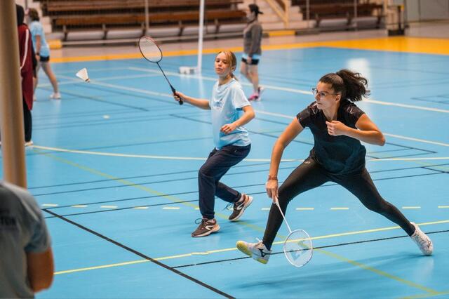 Deux joueuses de badminton affrontent une autre équipe