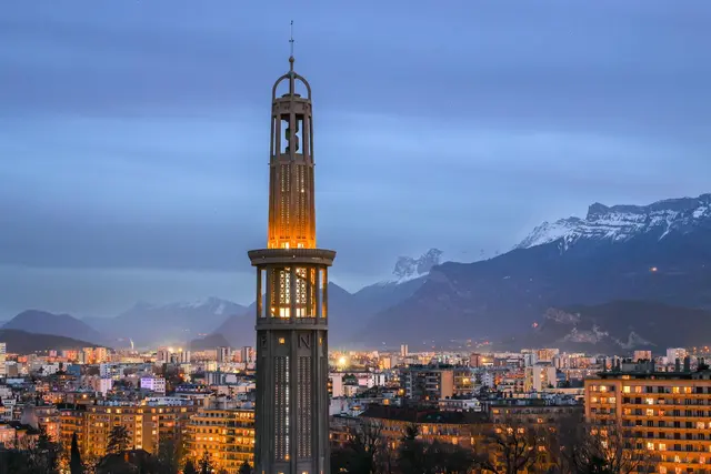 Photo en drone de la tour Perret à la tombée de la nuit