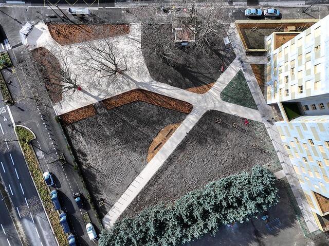 Le square vu du ciel.