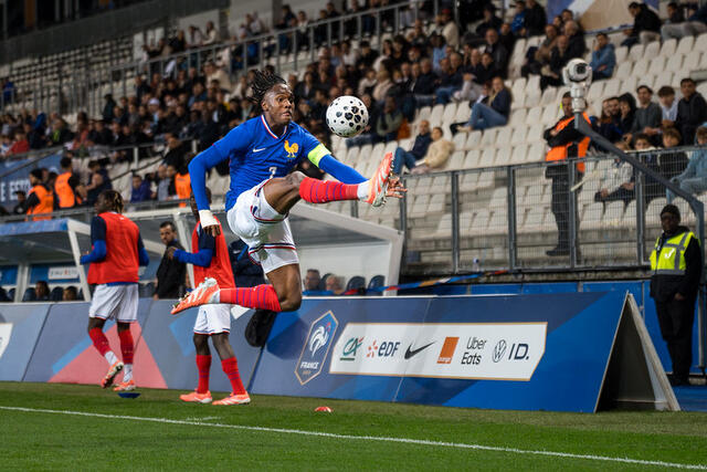 Photo des joueurs en plein match de foot au stade des alpes