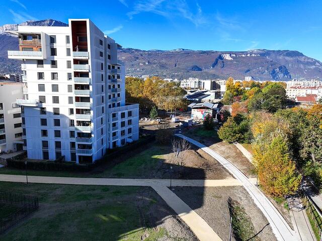 La rue Gustave Flaubert est transformée en parc avec plusieurs cheminements piétons.