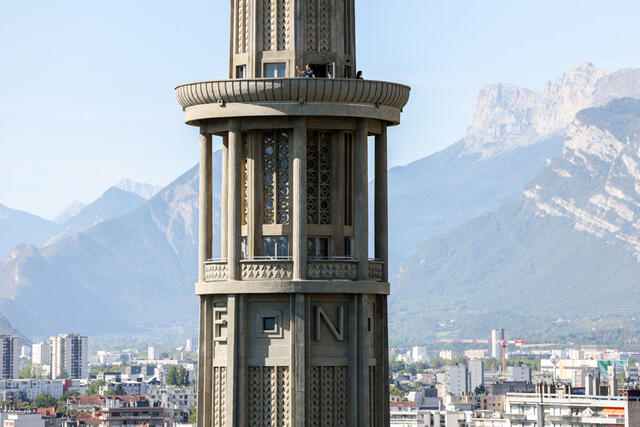 Des personnes prennent des photos depuis la plateforme de la tour Perret à 60m de haut.