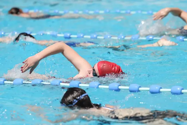 Photo de nageuses et de nageurs dans la piscine Jean Bron.
