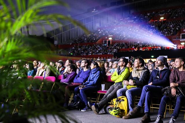 Les spectateurs sont très attentifs lors de la diffusion d'un film.