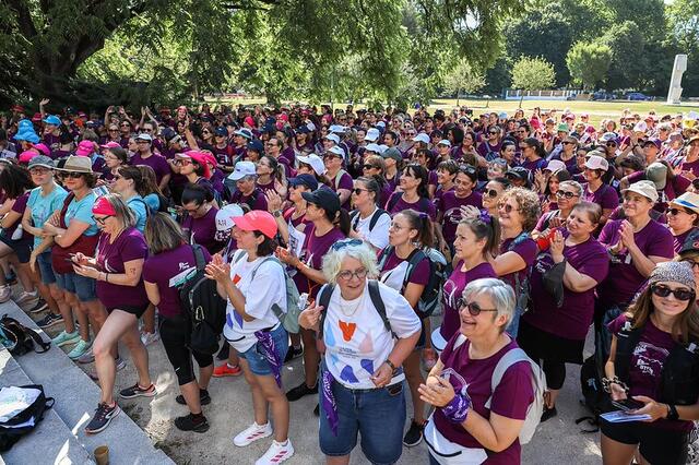Photo d'une foule de femmes en tshirt violet dans le parc Paul Mistral