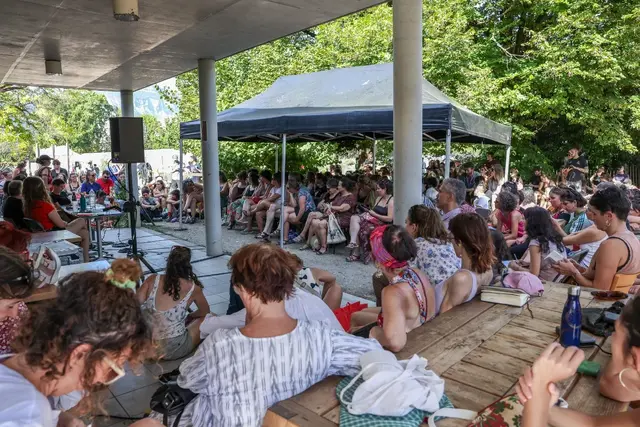 Une foule de personne est réunie à la correspondance pour assister à une conférence