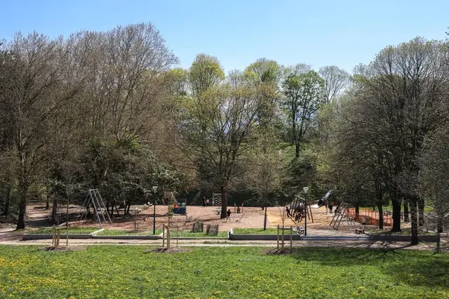 Photo de la nouvelle aire de jeux du parc Jean Verlhac avec toboggan et balançoires.