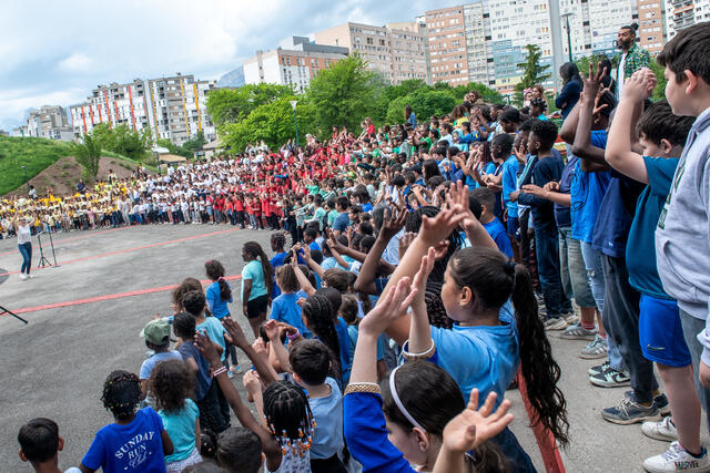 Photo d'une chorale de 600 enfants dans l'amphithéatre de la place rouge