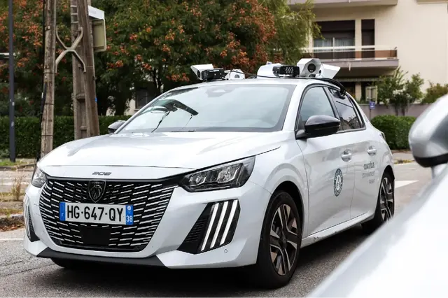 Une voiture équipée de caméras sillonne les rues de Grenoble