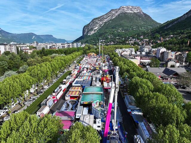 Photo aérienne de l'Esplanade remplie par les manèges.