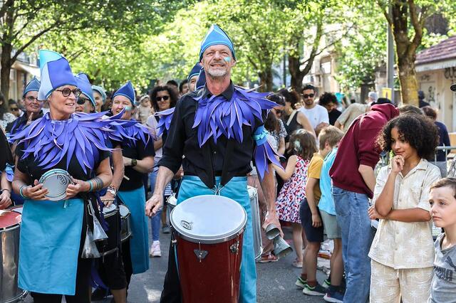 Photo d'une batucada en costume bleu