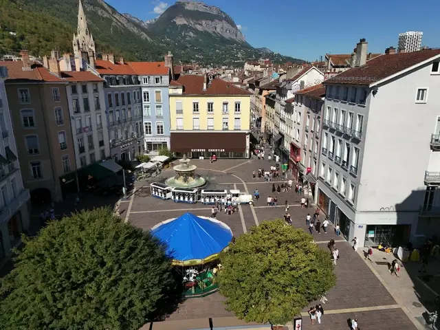 Survol de la place Grenette en drone
