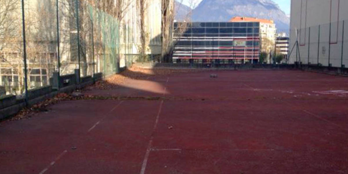 Le tennis Hoche Place Valentin Hauy avant l'installation du projet. Délabré et délaissé.)