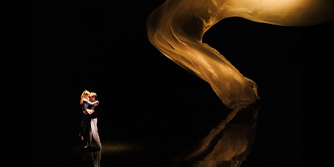Le danseur et la danseuse s'enlacent
