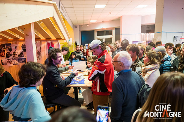 Une foule autour d'athlètes en dédicace