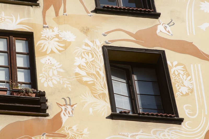 Des chamois sont peints sur une façade.