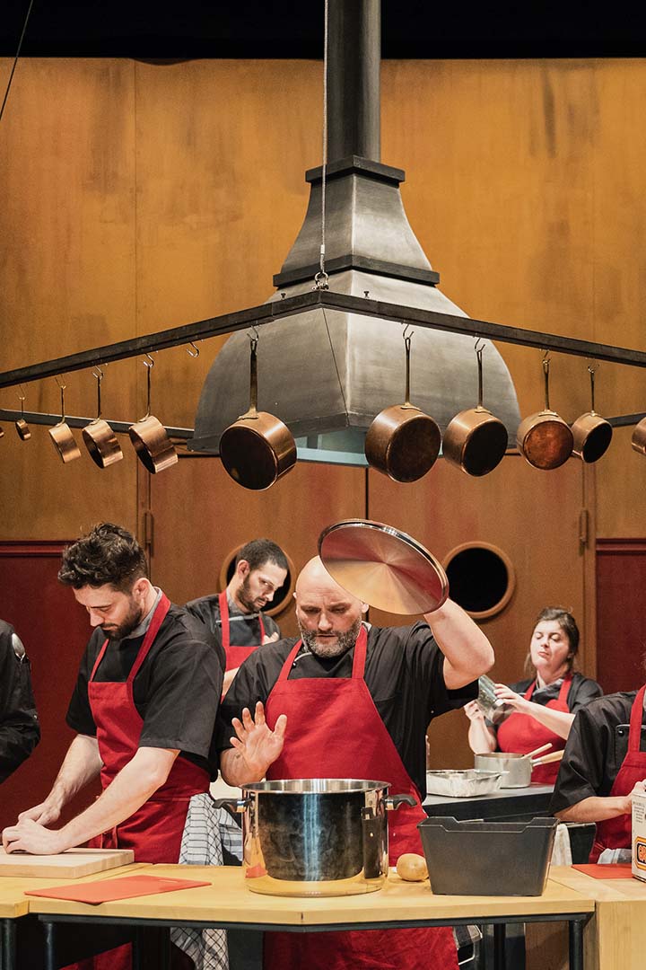 Les comédiens sont en train de cuisiner sur scène
