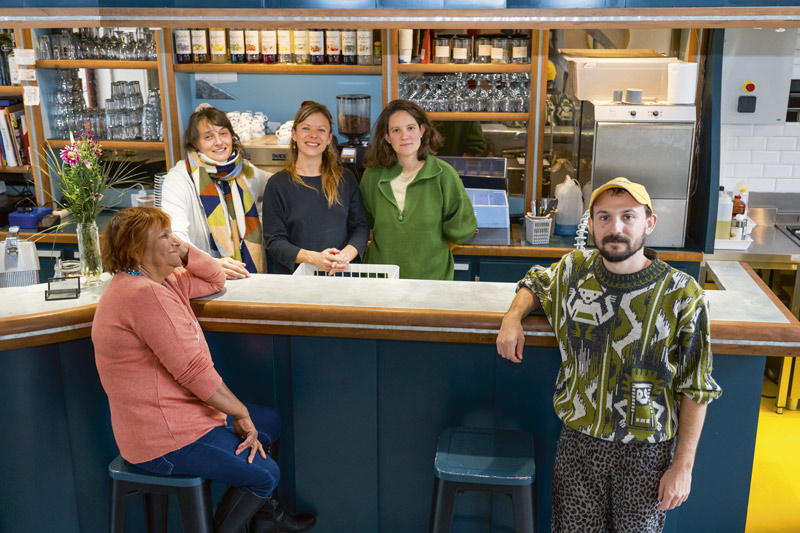 Cinq personnes posent dans le café.