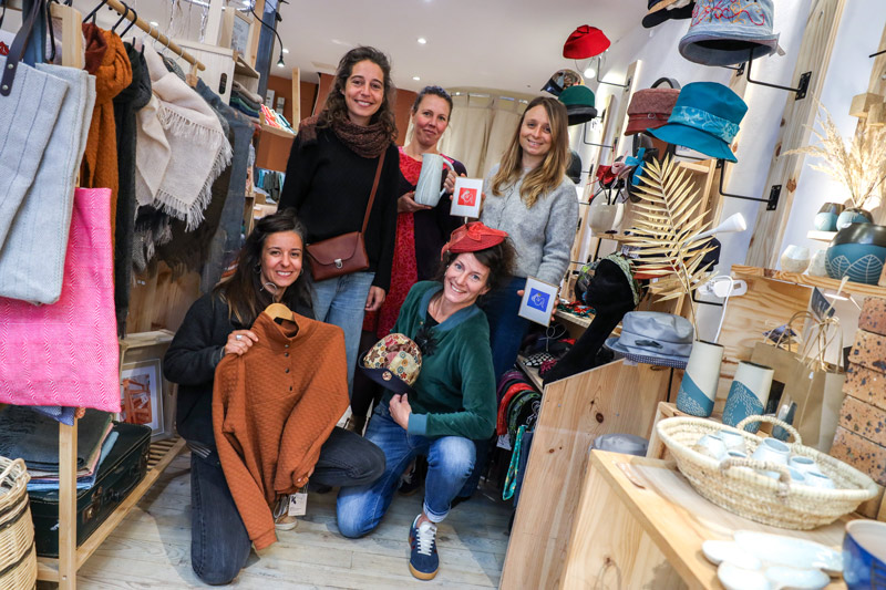 Les cinq artisanes posent dans la boutique.