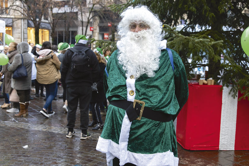 Un père Noël vert sur la place Félix Poulat.