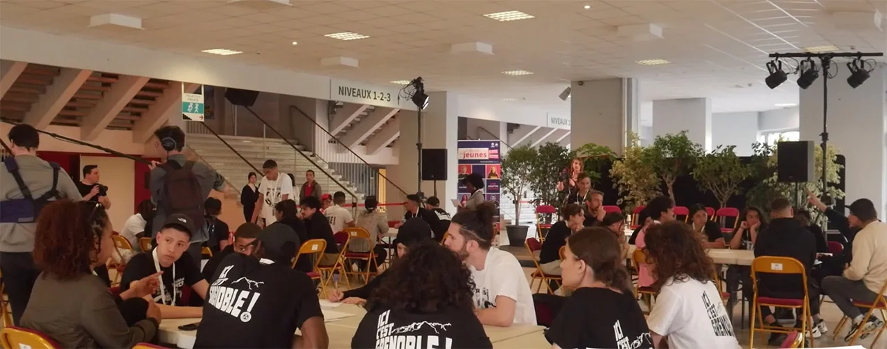 Des jeunes sont réunis autour d'une table pour discuter.
