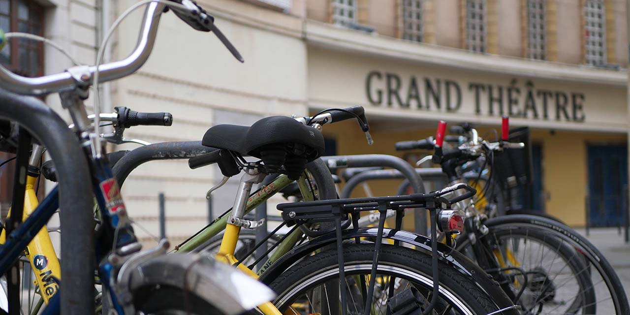 Vélos alignés devant le Grand Théâtre
