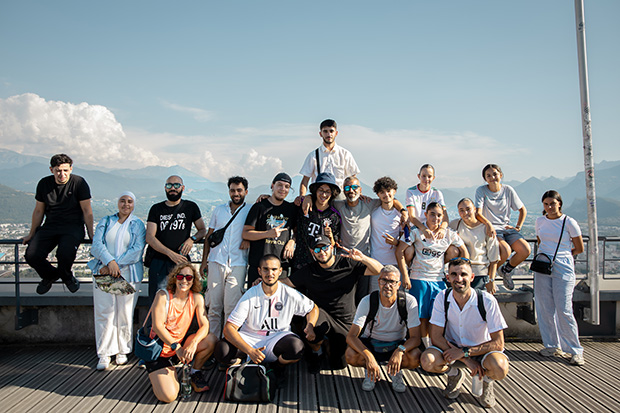 Le groupe de jeunes à la Bastille avec Nadir Dendoune
